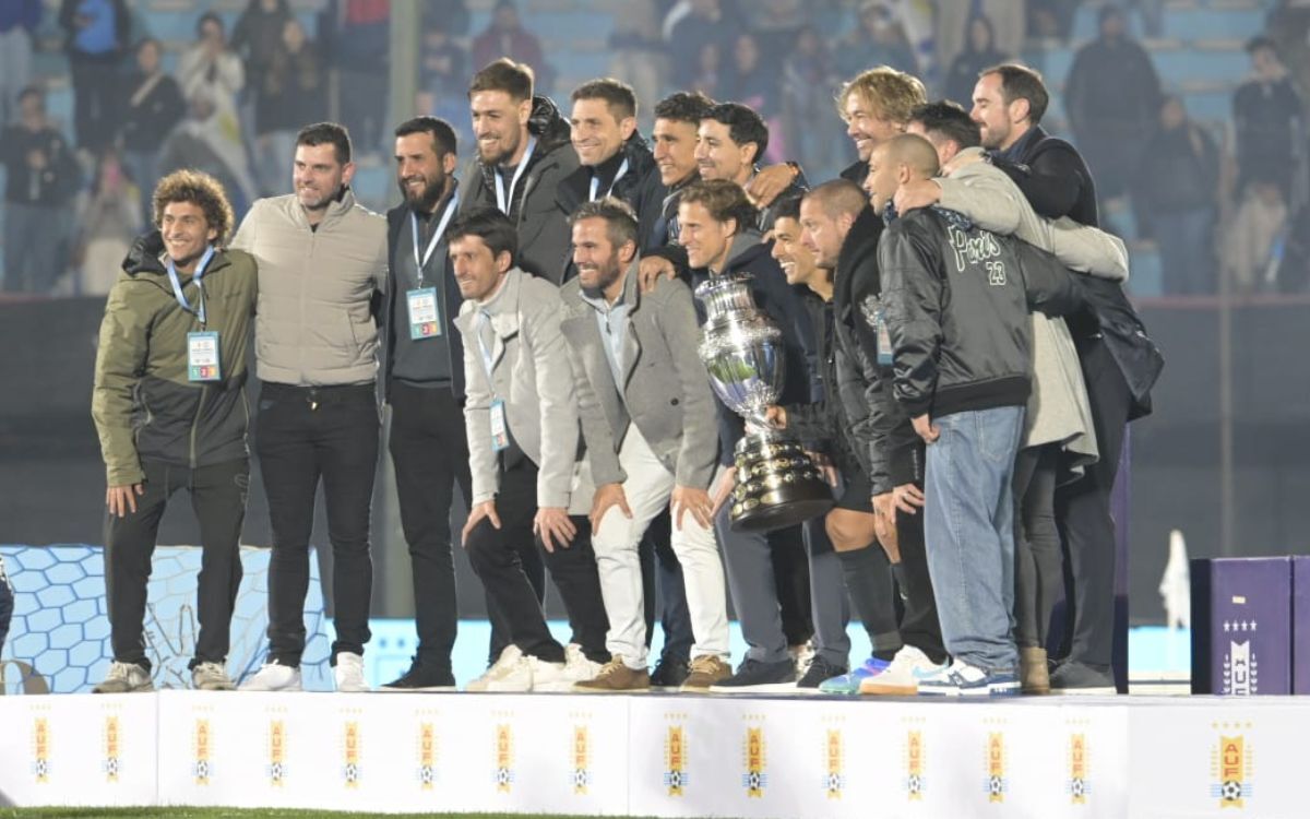 Luis Suárez y la "Generación Sudáfrica" con la réplica de la Copa América que le otorgaron al Pistolero.