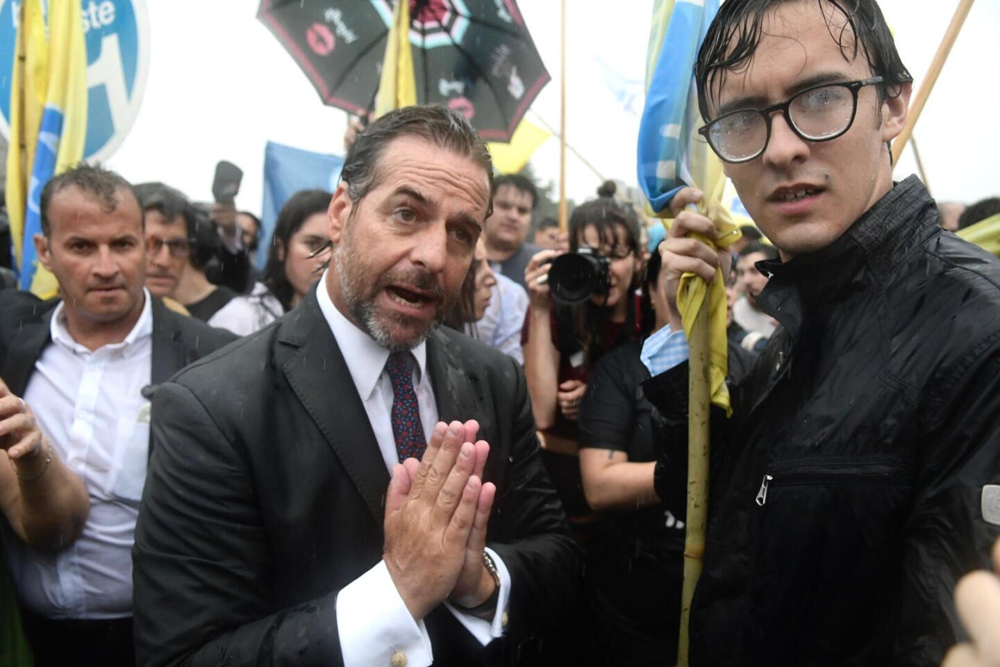 Lacalle Pou saludó a los militantes bajo la lluvia.