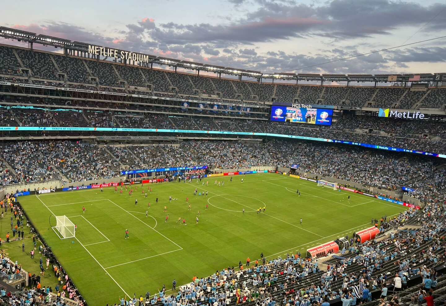 La selección de Uruguay haciendo el calentamiento previo en el MetLife Stadium de New Jersey.