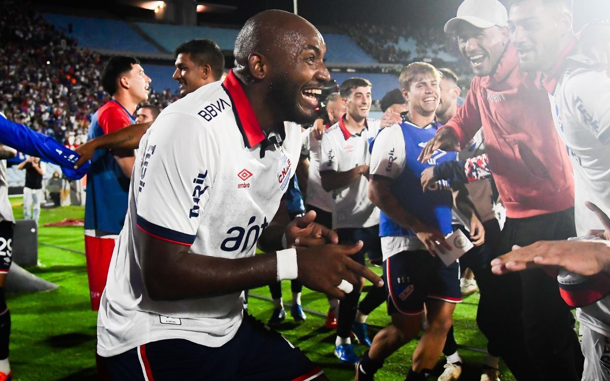 Diego Herazo celebra el triunfo de Nacional ante Peñarol en el clásico por la Serie Río de la Plata.