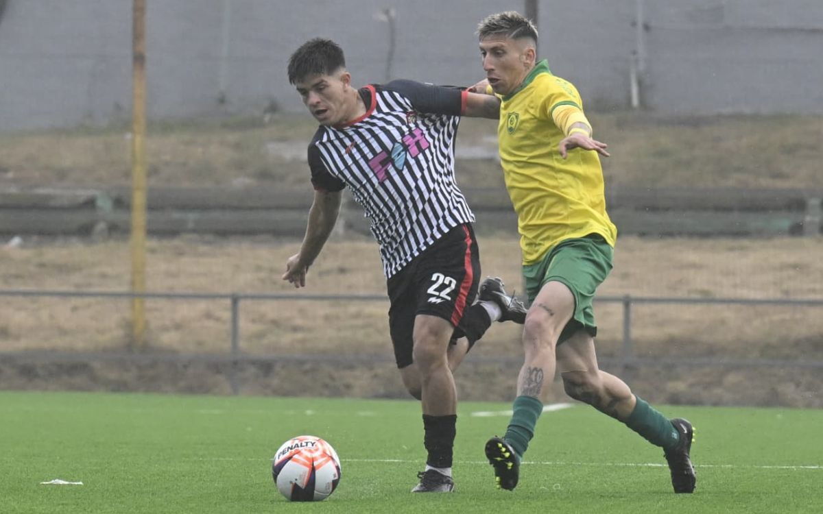 Jonathan Isasmendi y Óscar Díaz disputan la pelota en el partido entre Cerrito y Miramar Misiones.