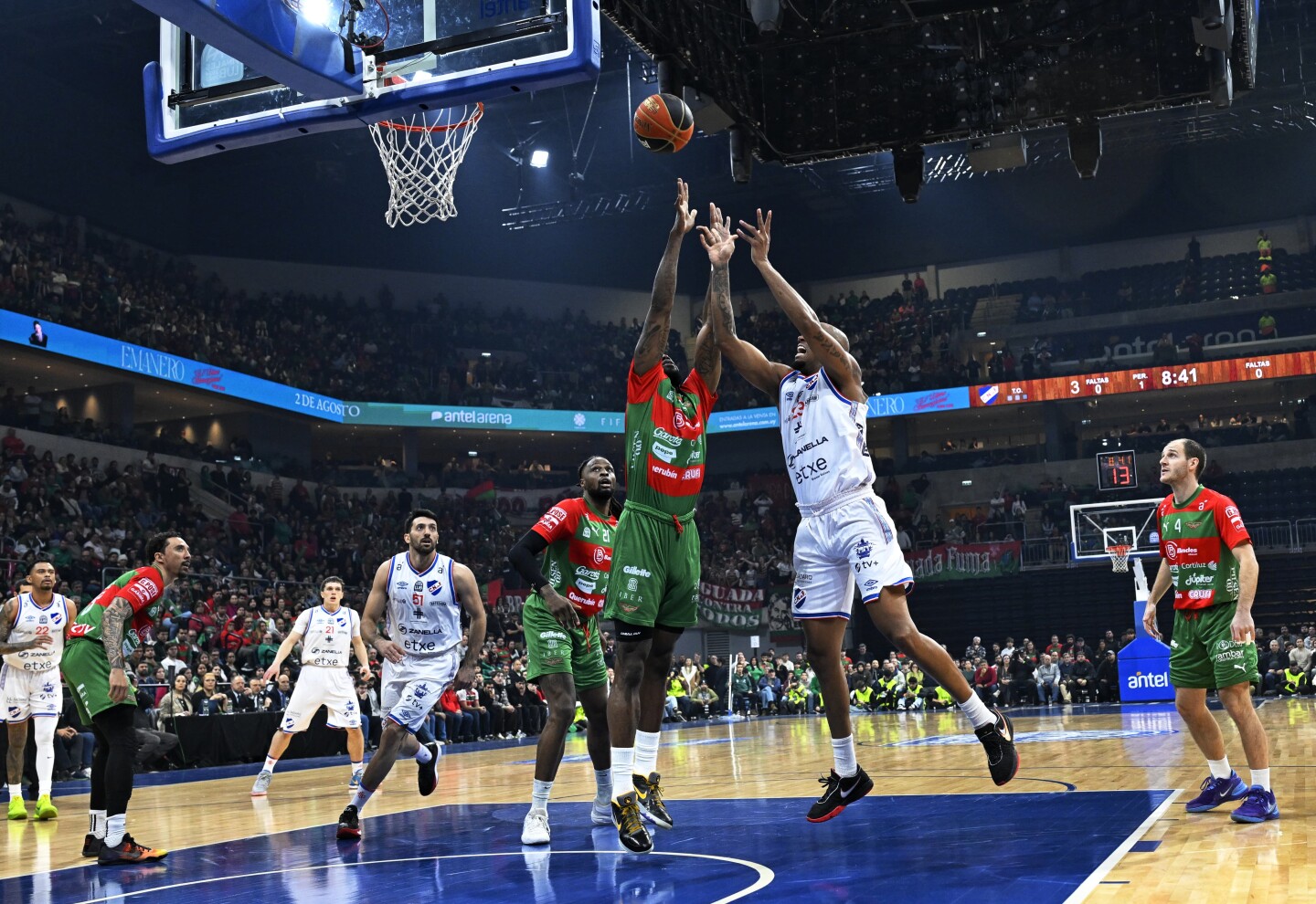 Ernesto Oglivie y Jamil Wilson por la pelota en el partido entre Nacional y Aguada en la final de la Liga Uruguaya de Básquetbol.