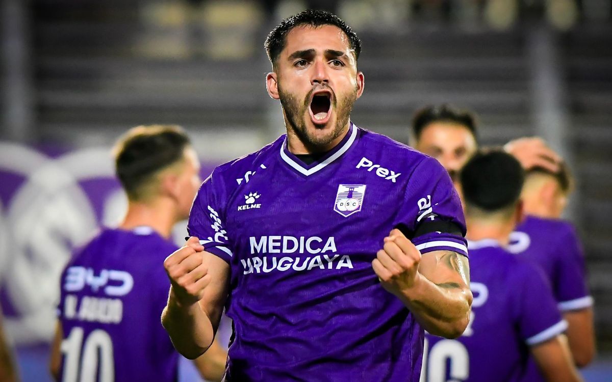 Maximiliano Gómez celebra el gol que marcó en el partido entre Defensor Sporting y Cerro.