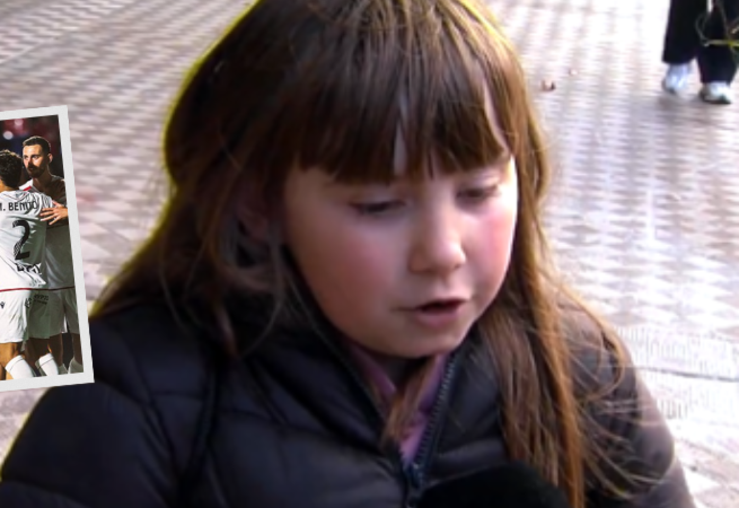 Nagore, la pequeña hincha de Osasuna dio casi que una conferencia de prensa.