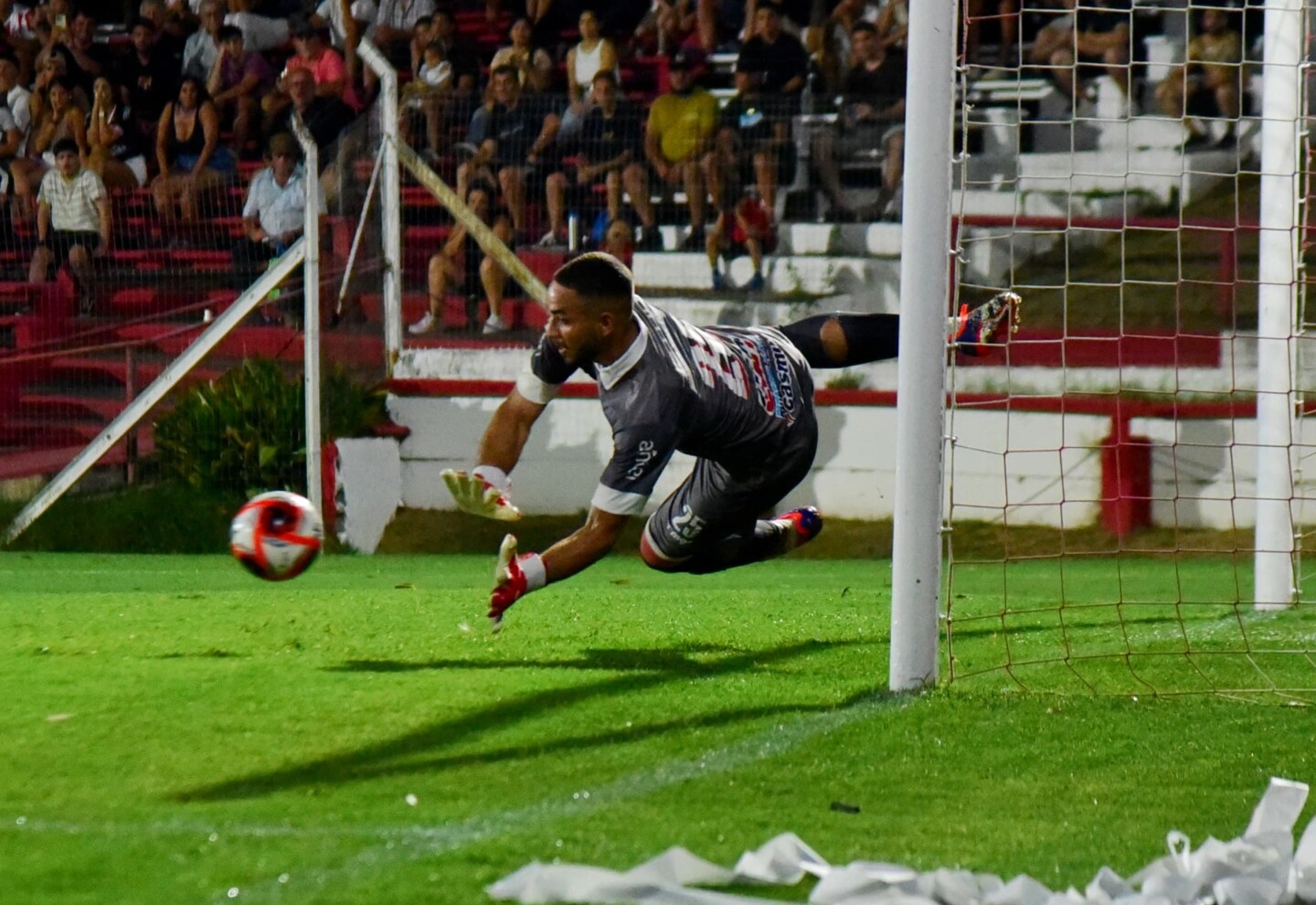 Fabrizio Correa cuando le ataja el penal a Leonardo Fernández.
