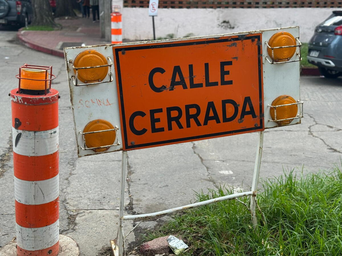 Cartel de calle cerrada en Montevideo.