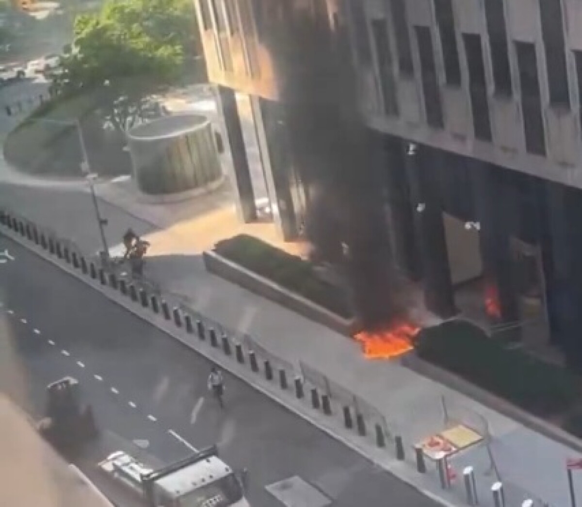 Incendio provocado frente a oficinas de inmigración en Nueva York