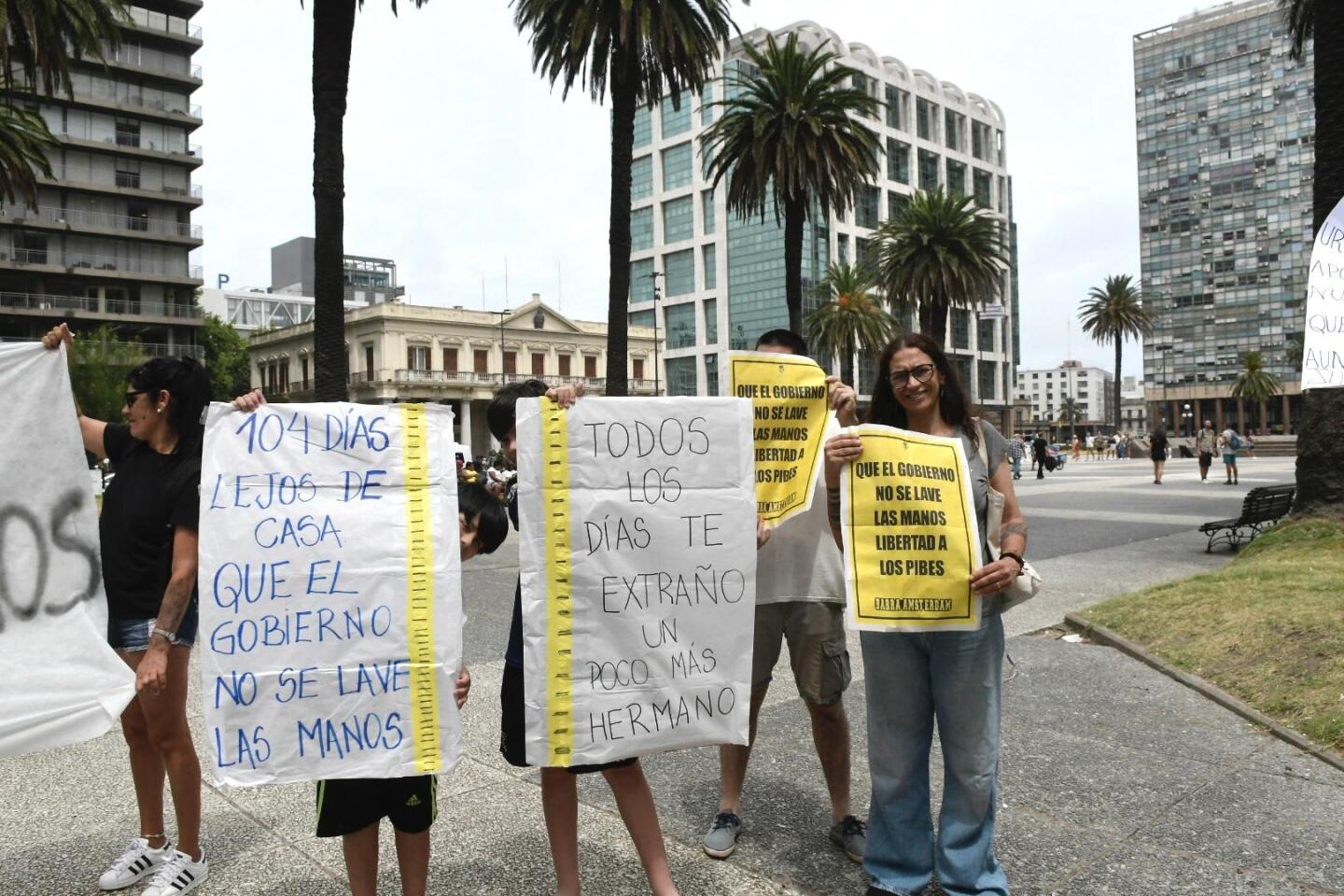 Familiares de hinchas de Peñarol detenidos en Río de Janeiro protestaron frente a Torre Ejecutiva.