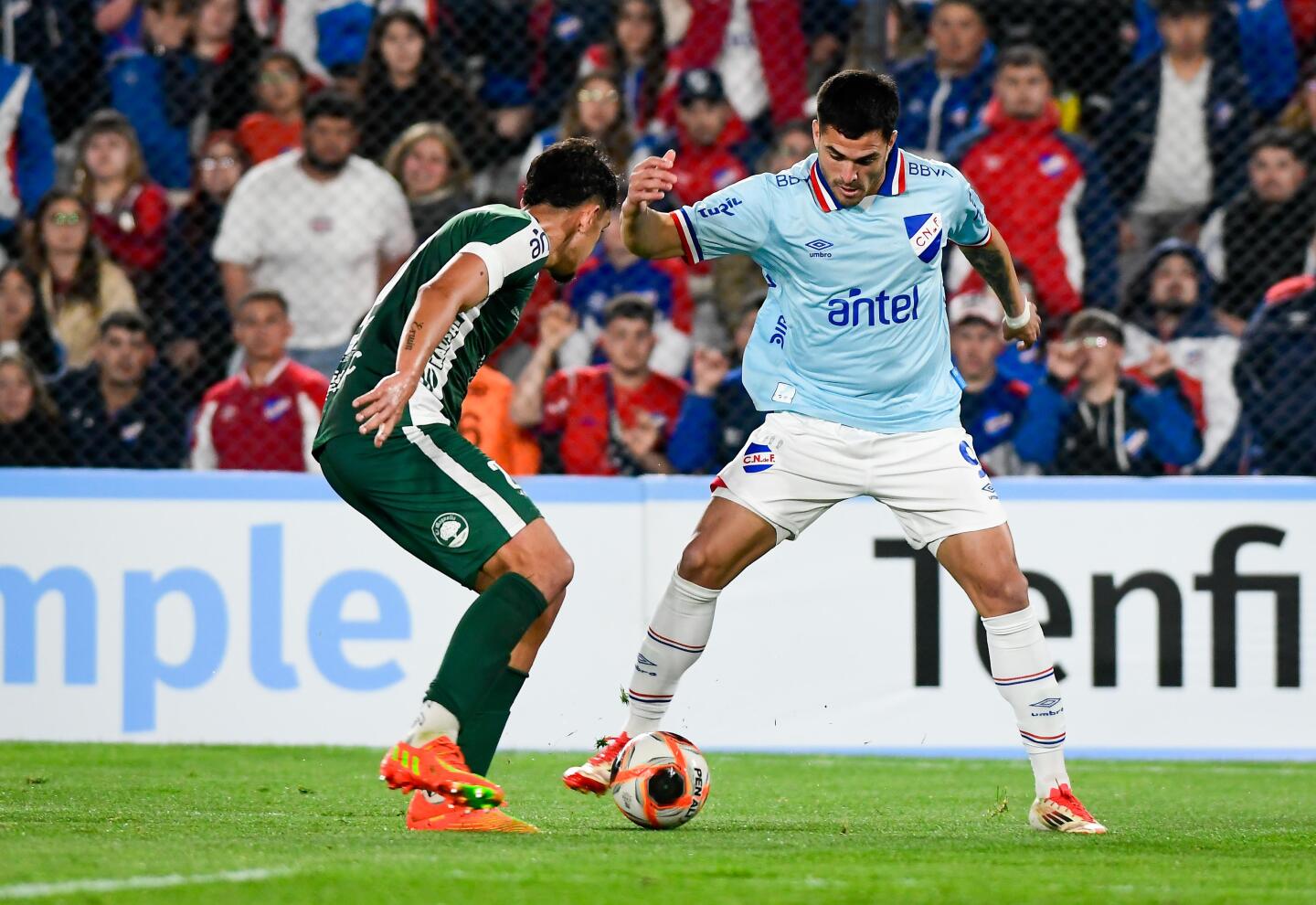 Maximiliano Gómez ataca con la pelota en el partido entre Nacional y Plaza Colonia por Copa AUF Uruguay.