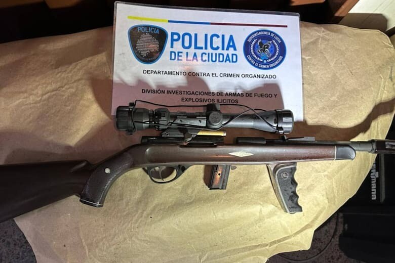 Arma encontrada en el apartamento incendiado en Buenos Aires.