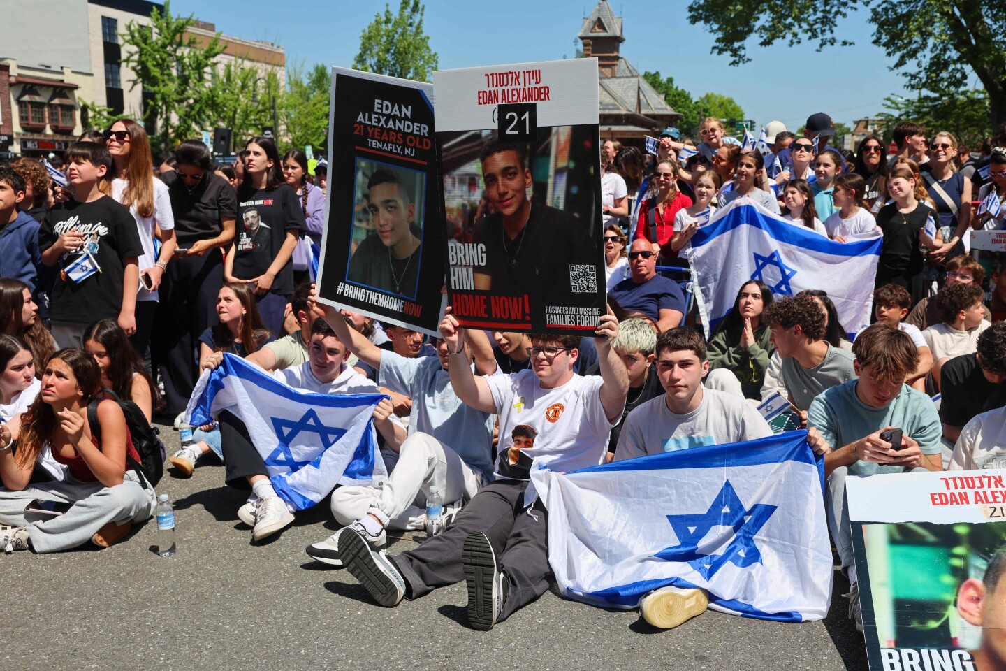 Amigos y familia de Edan Alexander, rehén israelí-estadounidense, observan su liberación en Tenafly, Nueva Jersey.