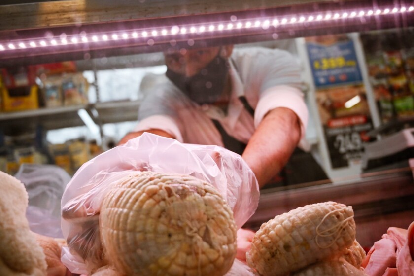 Pamplona de pollo en góndola.