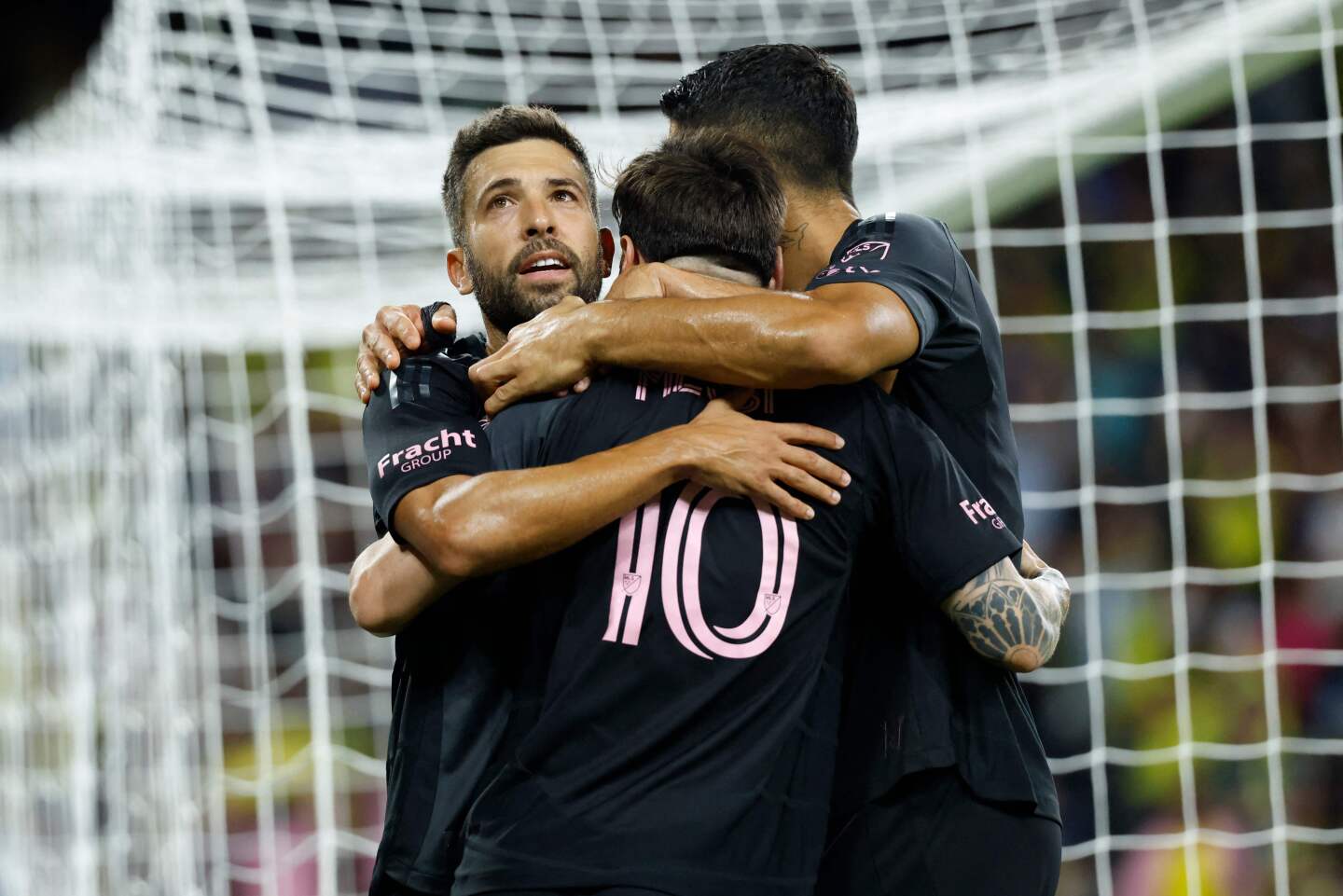 Lionel Messi festeja con Jordi Alba y Luis Suárez.