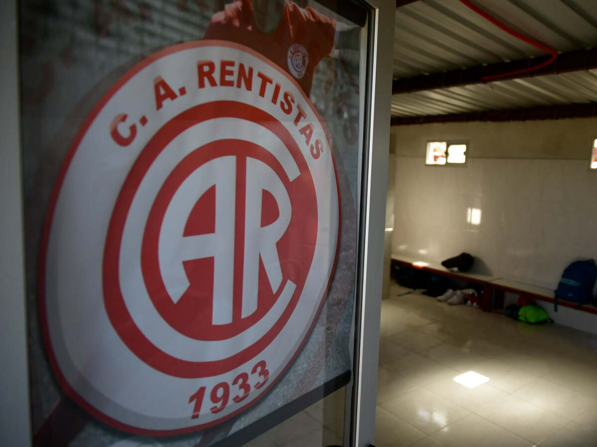 El escudo de Rentistas en pleno vestuario.