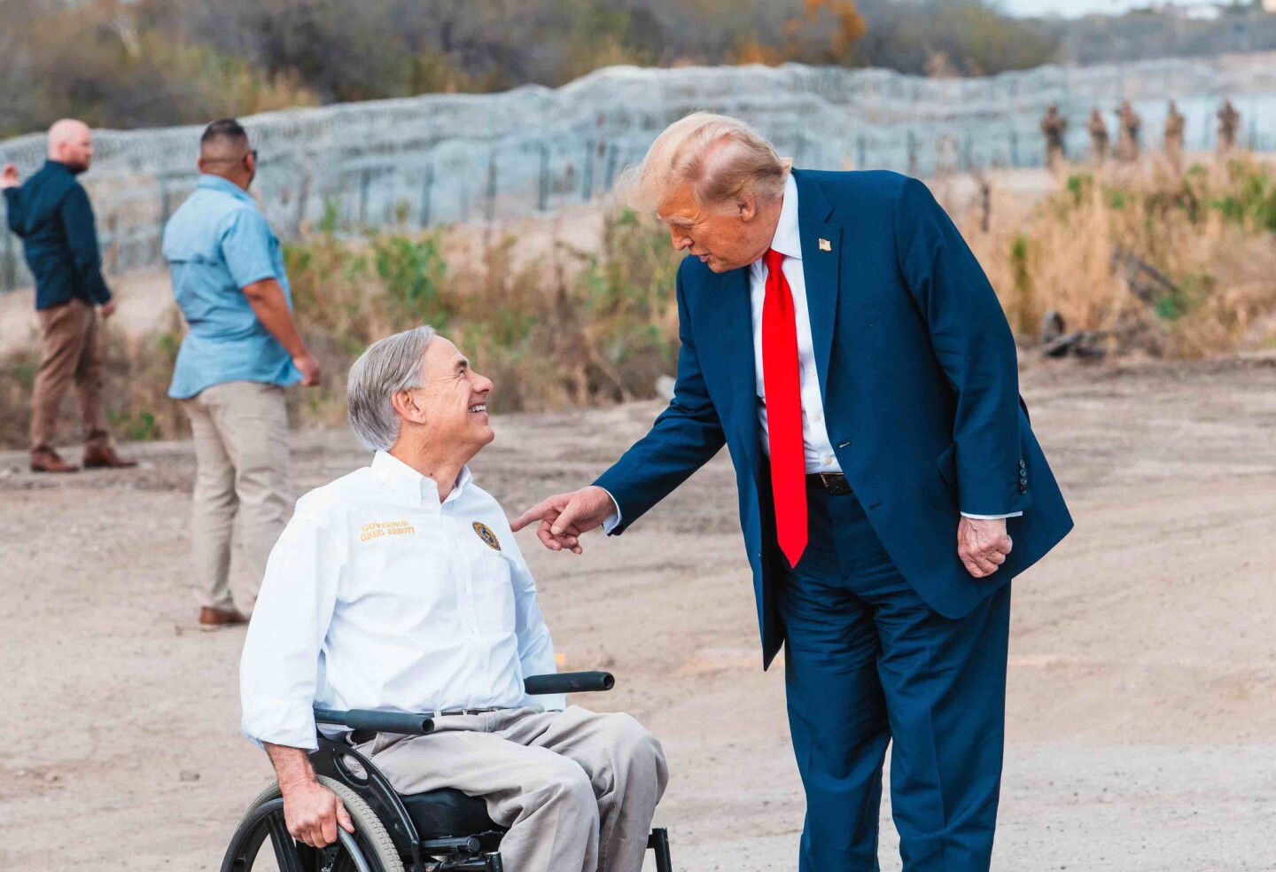 Gobernador de Texas Greg Abbott junto a Donald Trump.