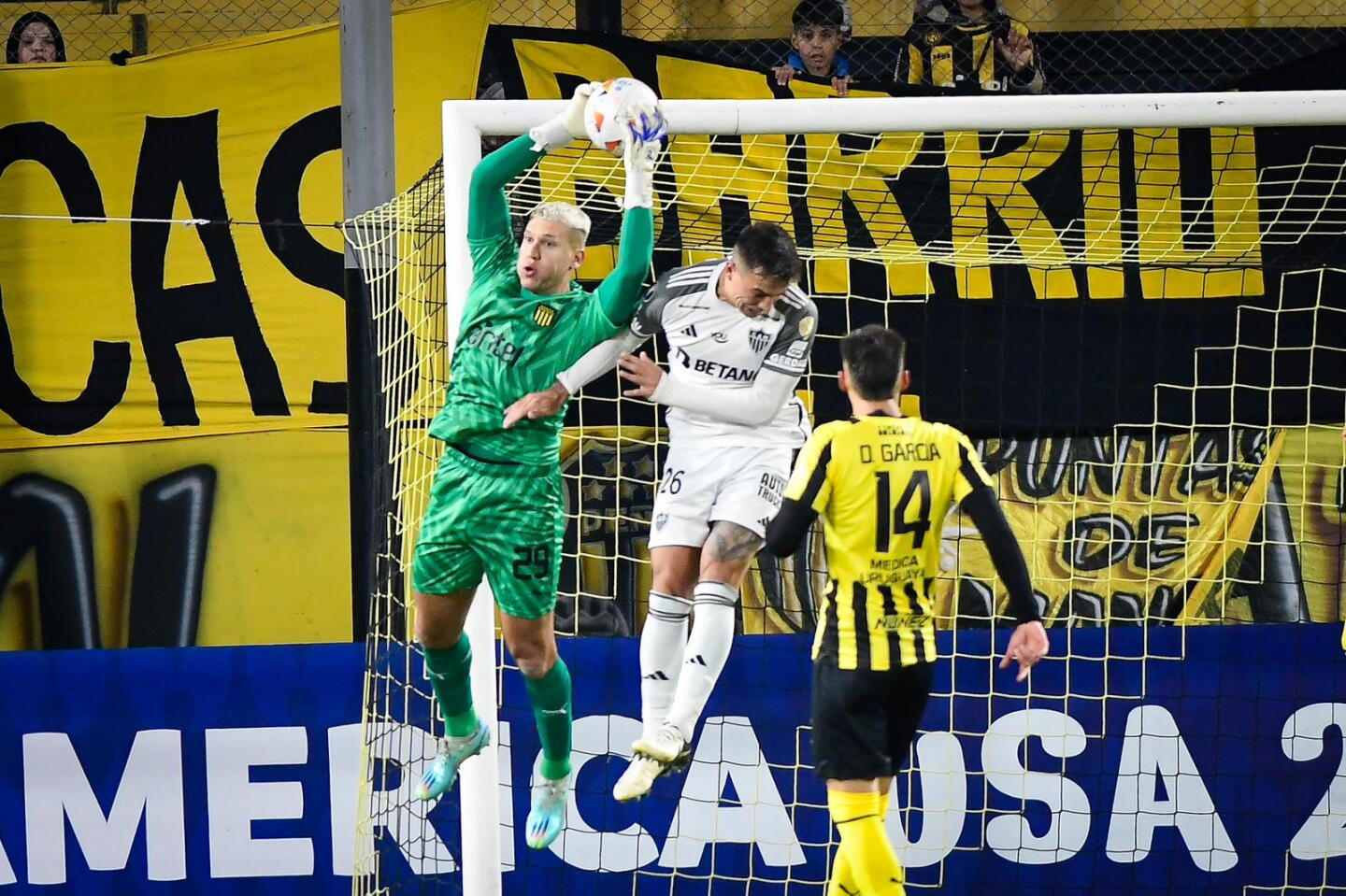Washington Aguerre descuelga la pelota en el partido entre Peñarol y Atlético Mineiro.