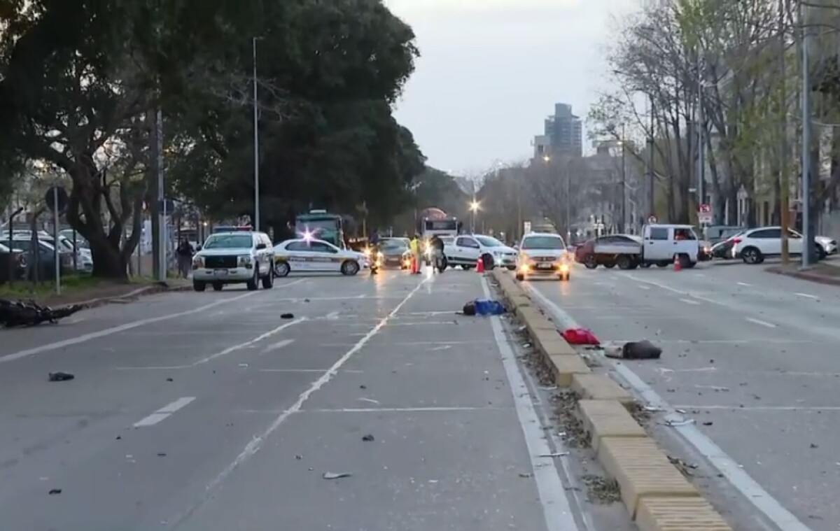 Objetos tirados en la rambla portuaria tras una persecución y choque.