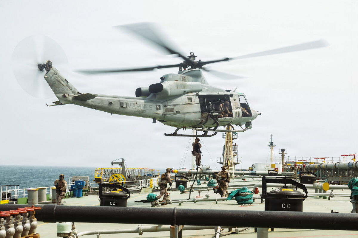 Marines. Oficiales estadounidenses de la 11.ª Unidad Expedicionaria de Marines realizan un abordaje de verificación a bordo del buque cisterna Wen Yao en el golfo de Omán.