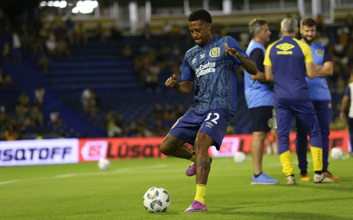 Abel Hernández en la previa al partido entre Rosario Central y Barracas Central.