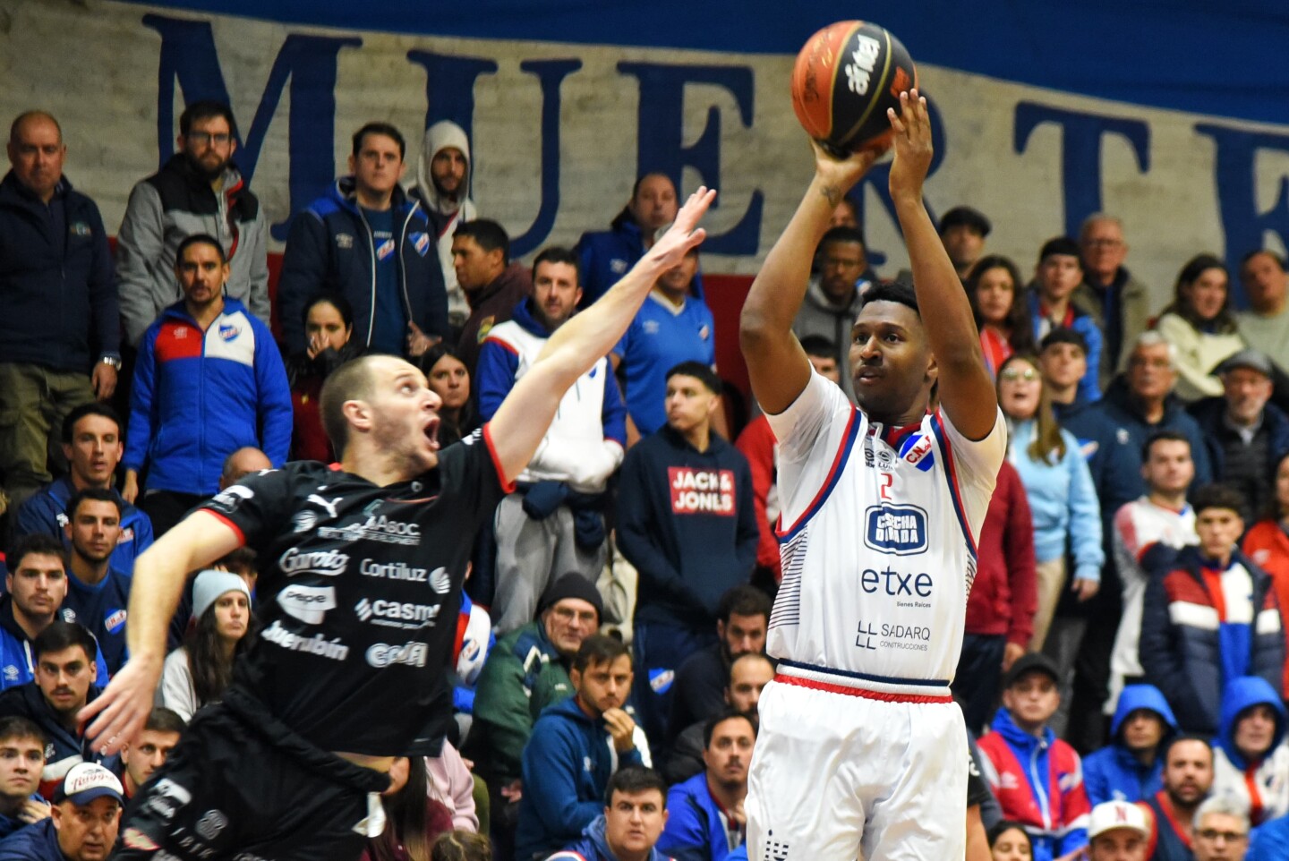 Santiago "Pepo" Vidal y Jordan Matthews en un Nacional vs. Aguada en el Polideportivo del GPC