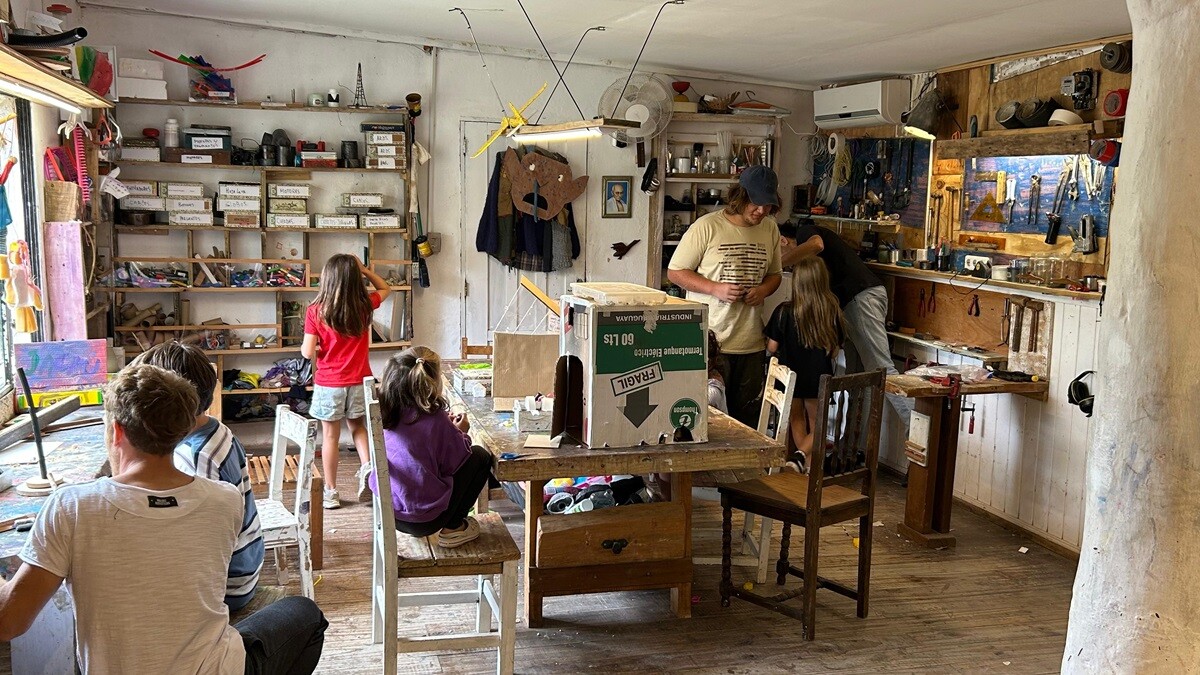 El taller de artes e inventos para niños en "Casa Las Grutas" a cargo de Matías