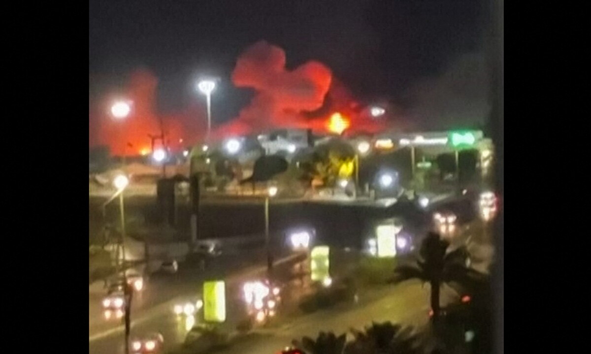Esta imagen muestra explosiones en la importante ciudad portuaria iraní de Bandar Abbás.