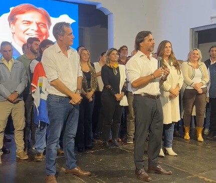 Luis Lacalle Pou en un acto con Mario García y Carol Aviaga en Lavalleja.