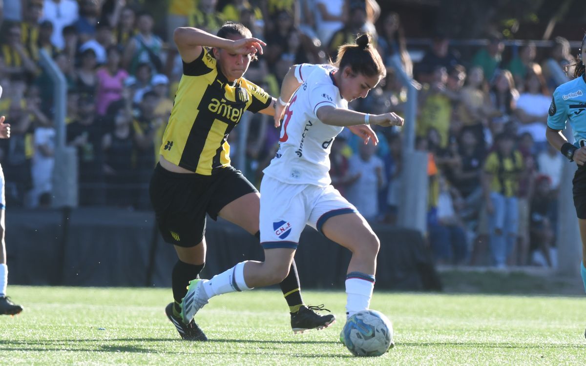 Peñarol ante Nacional en el clásico por el Uruguayo de fútbol femenino.