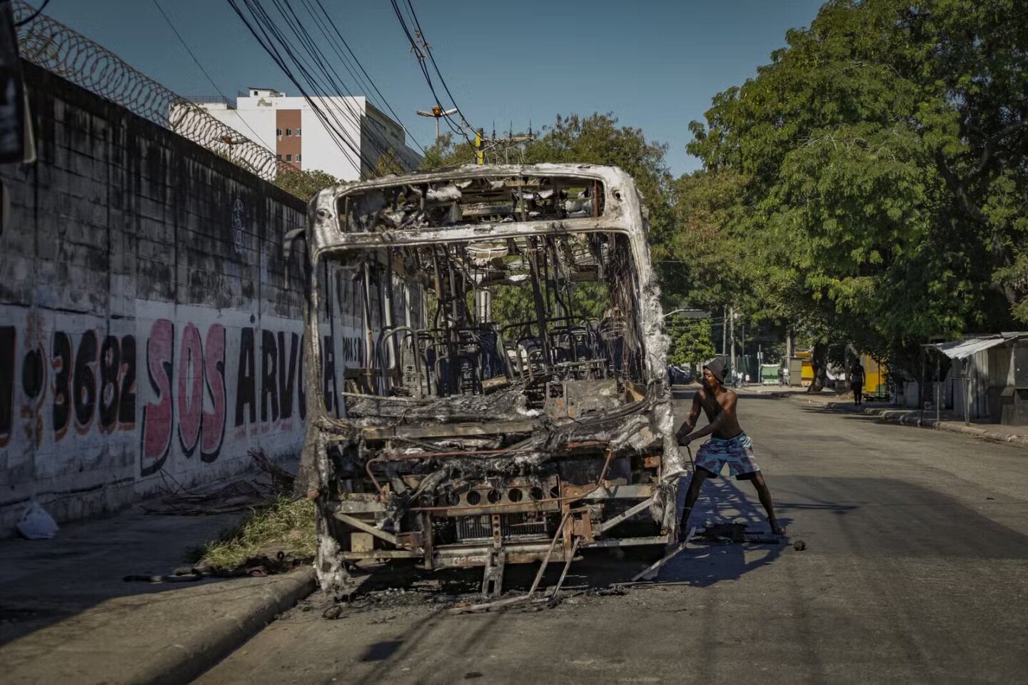 Rio de Janeiro: delincuentes cerraron la Avenida Brasil y la Línea Roja y prendieron fuego un ómnibus. 