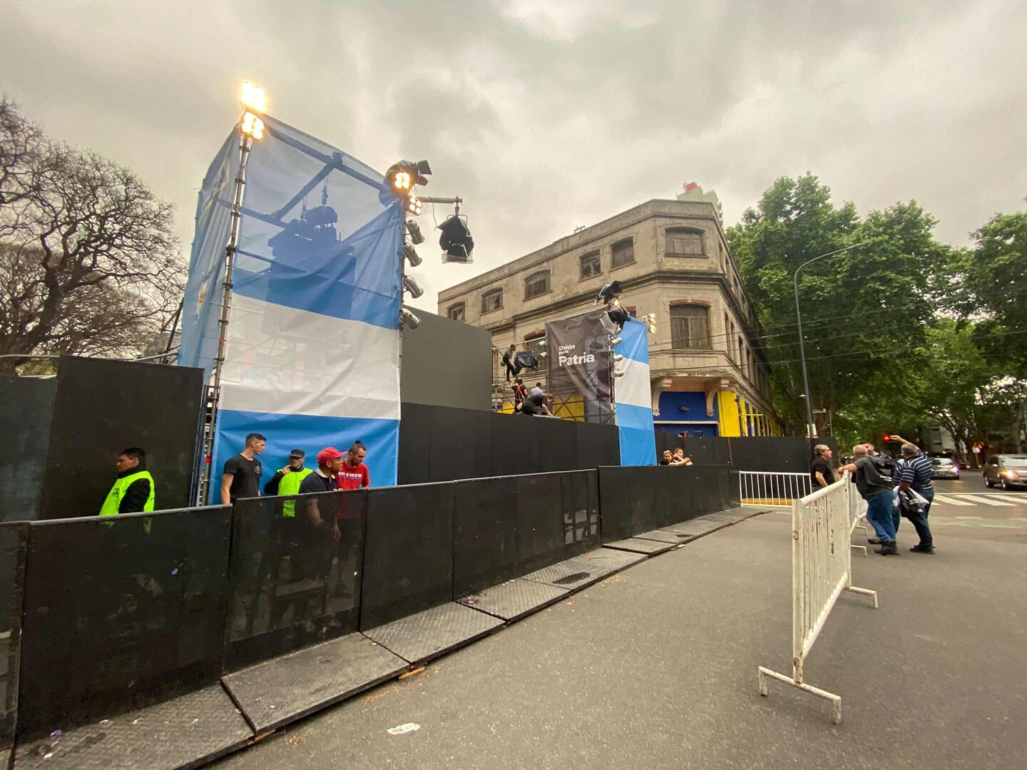 Armado del escenario para Sergio Massa en Chacarita.