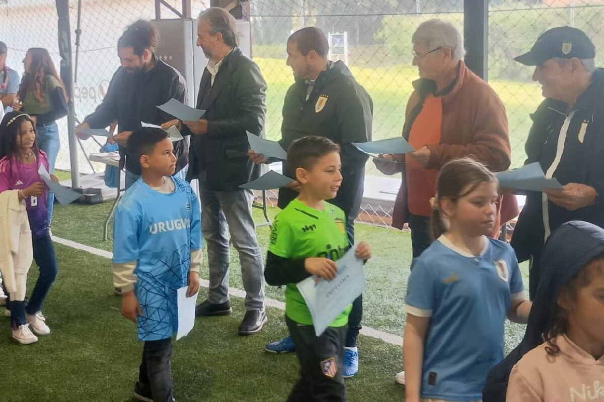 La visita del Merendero Caminando Juntos al Complejo Celeste: niños recibieron obsequios y una distinción especial