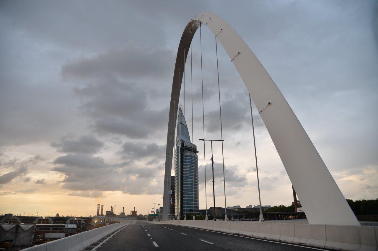 Viaducto en la rambla portuaria de Montevideo.