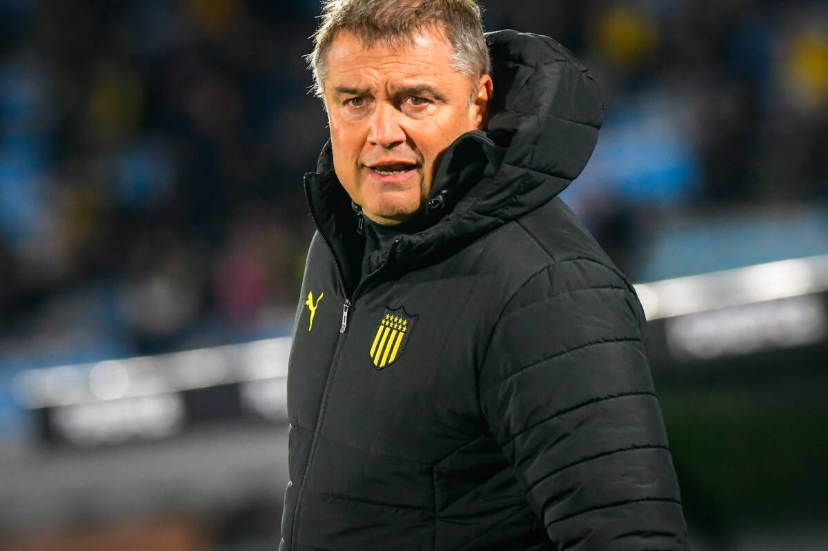Diego Aguirre, entrenador de Peñarol, durante el partido frente a Racing por el Torneo Intermedio.