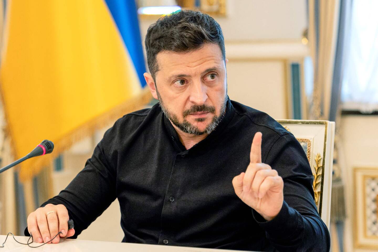 El presidente de Ucrania, Volodymyr Zelensky, habla con los medios durante una conferencia de prensa en Kyiv.