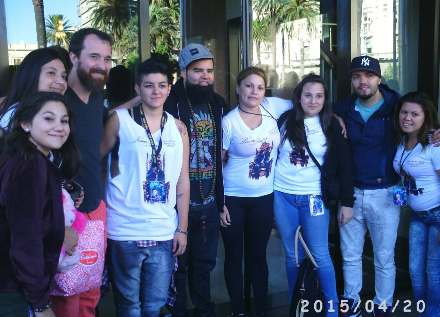 Noelia, Camila y otros fanáticos de Romeo Santos esperando a los músicos en la puerta del Radisson, en 2015