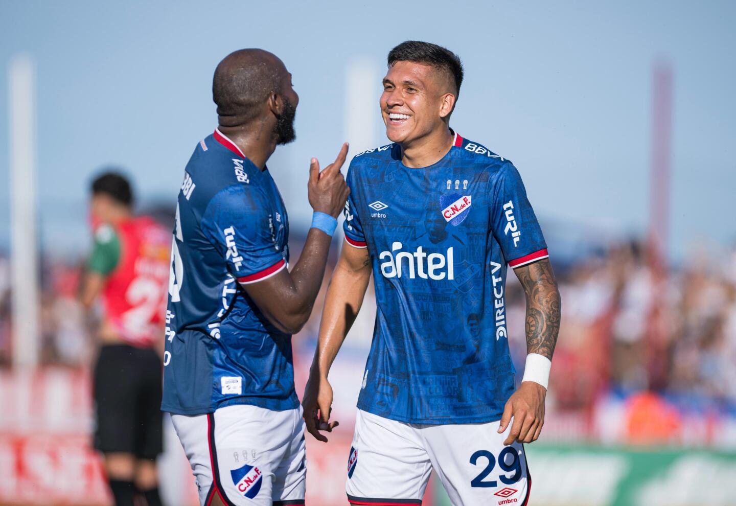 Julián Millán festeja su gol con Diego Herazo.