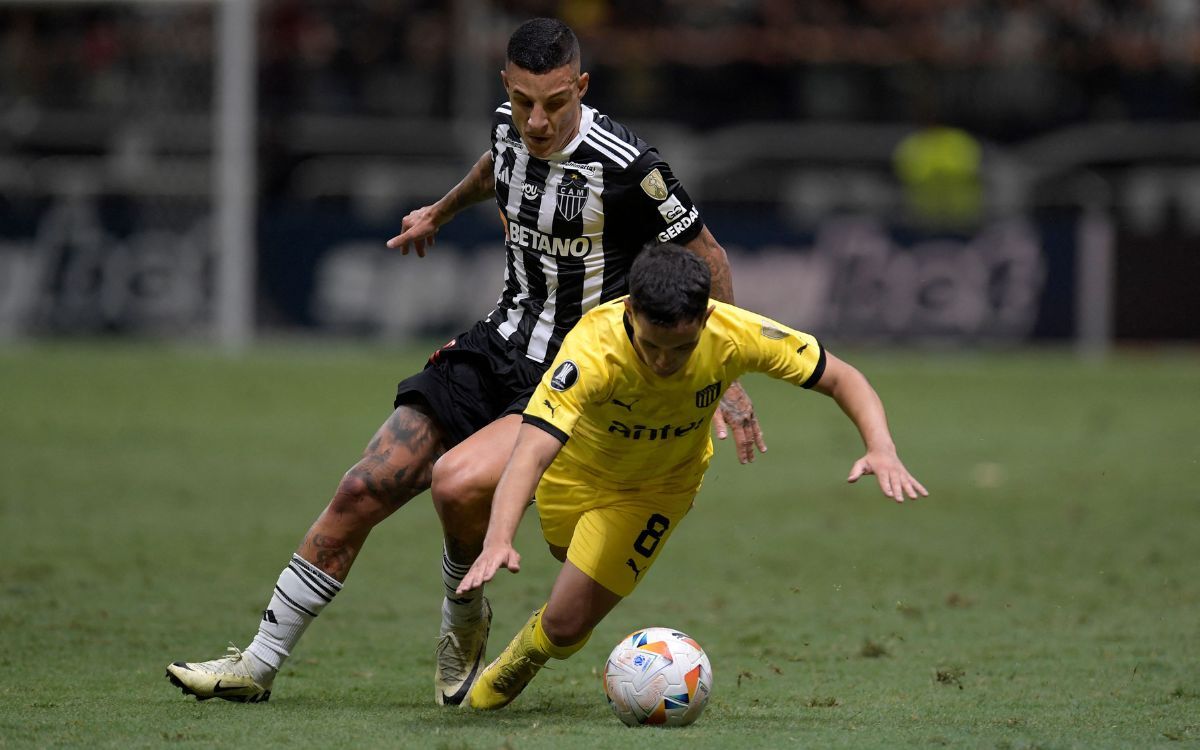 Leonardo Fernández en el partido entre Atlético Mineiro y Peñarol.