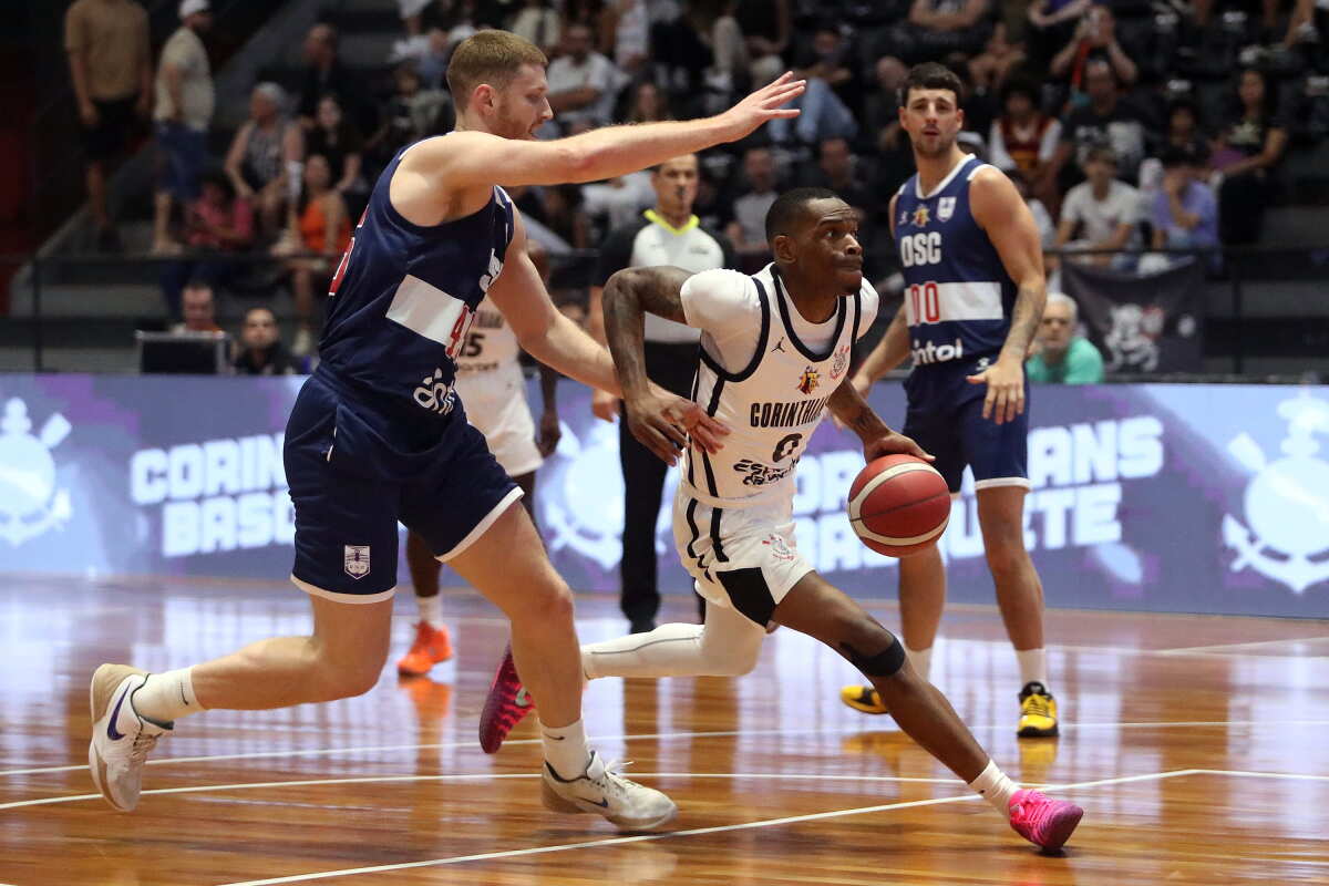 Davaunta Thomas defendido por Mateo Bianchi en el partido entre Corinthians y Defensor Sporting por la Liga Sudamericana.