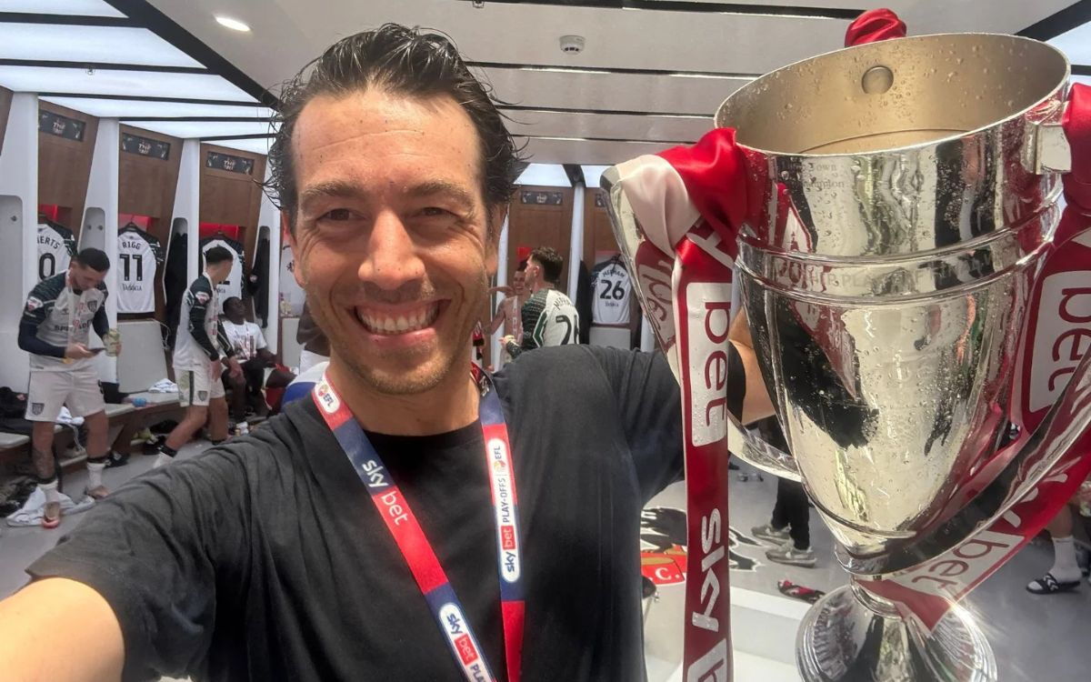 Juan Sartori en el vestuario del Sunderland tras los festejos de ascenso a la Premier League.