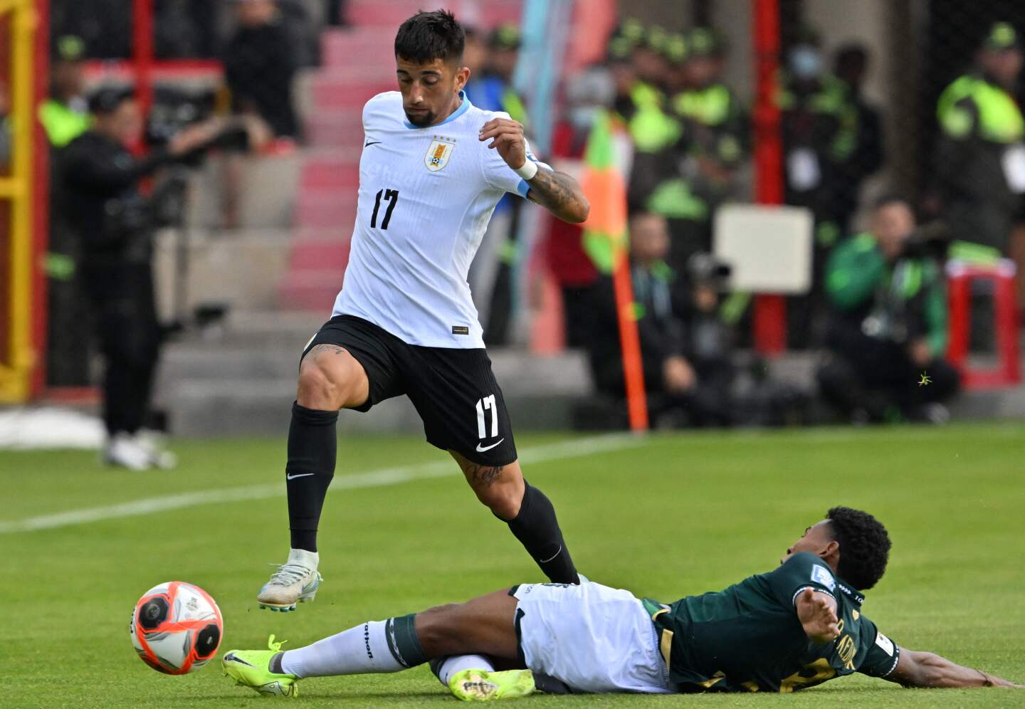 Christian 'Kike' Olivera con la selección de Uruguay por Eliminatorias (en El Alto contra Bolivia)
