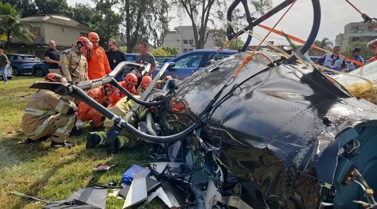 Los bomberos trabajan en el lugar del accidente de uno de los helicópteros involucrados en la colisión aérea en Río de Janeiro.