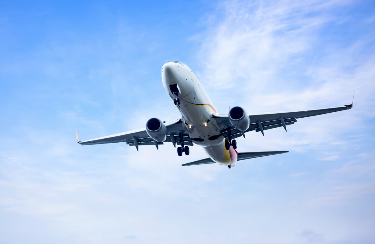 Un avión comercial volando.