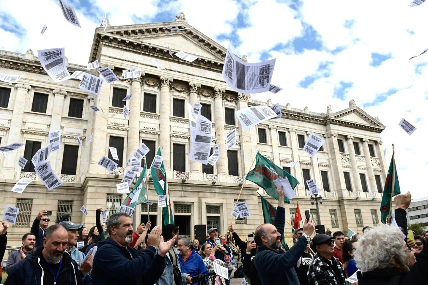 Militantes y dirigentes sindicales celebraron la entrega de 430.000 firmas para un plebiscito por la seguridad social.