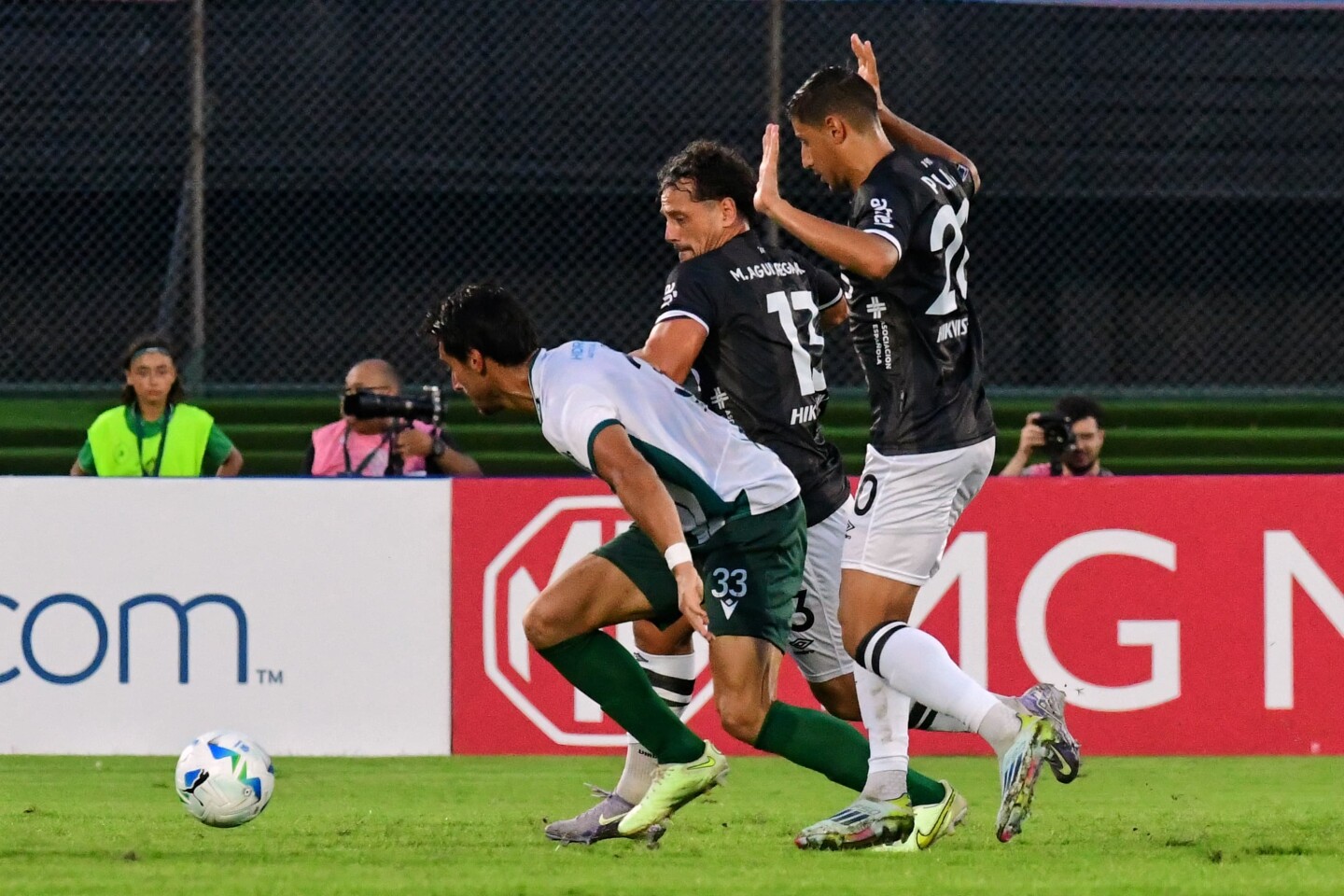 Matías Aguirregaray y Pablo Lima marcan a Sebastián Sosa en el partido entre Wanderers y Racing por Copa Sudamericana.