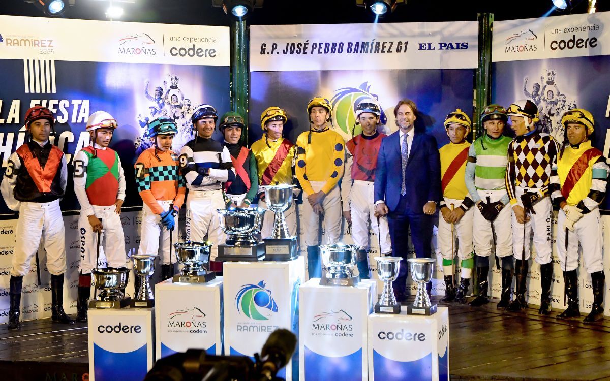 La presencia del presidente Luis Lacalle Pou con los jockeys que participaron del Gran Premio Ramírez 2025.