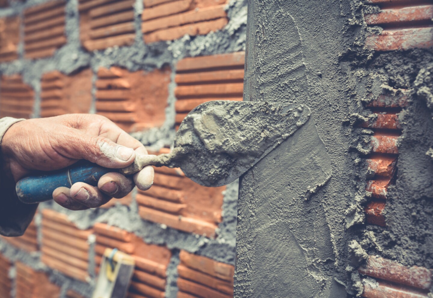 Albañil trabajando.