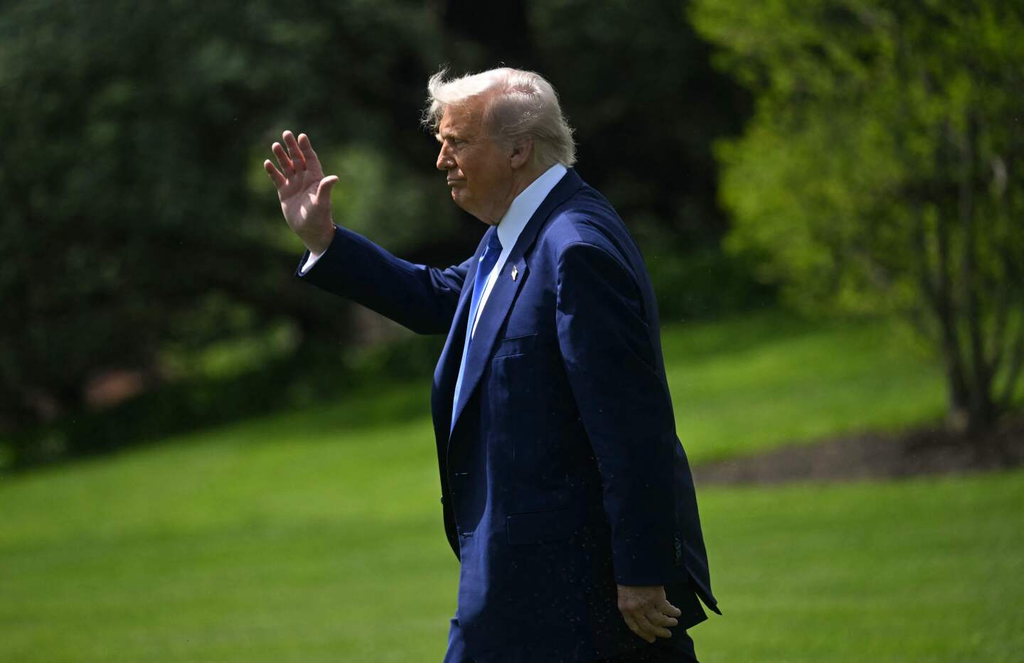 El presidente de Estados Unidos, Donald Trump, sale del jardín sur de la Casa Blanca en Washington.