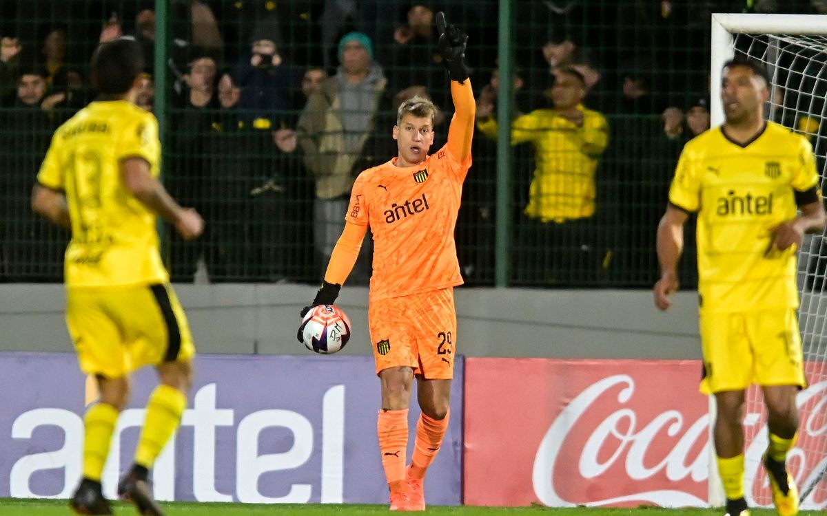 Peñarol no repitió el 11 en 10 fechas del Clausura: los 29 jugadores que usó Diego Aguirre en cada partido