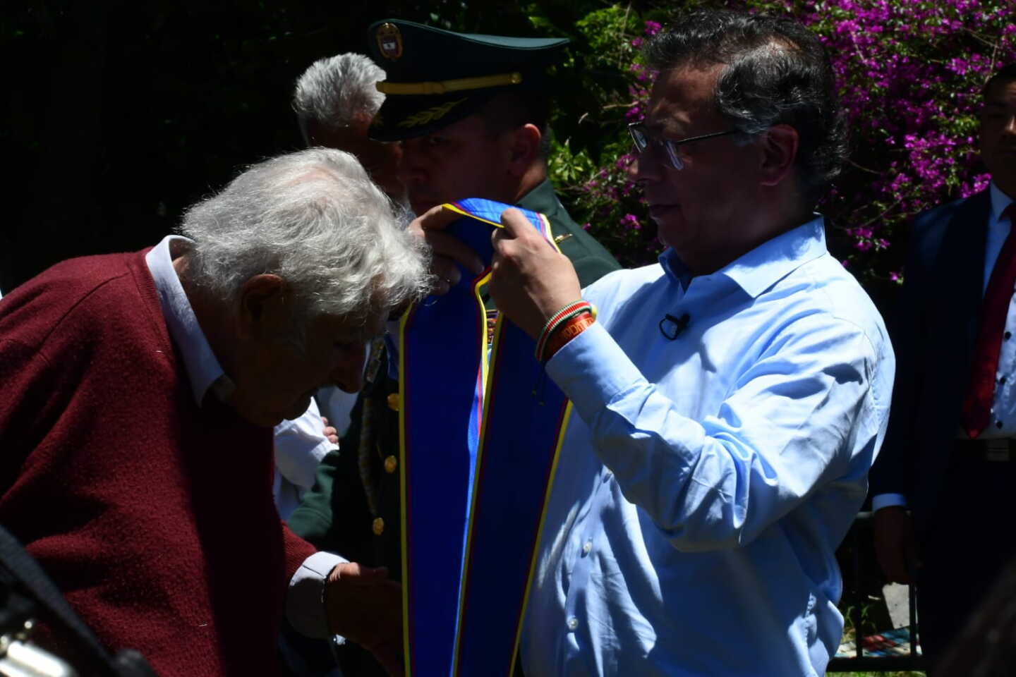 José Mujica recibe la Orden de Boyacá de manos de Gustavo Petro.