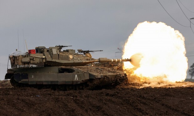 Israel emplea tanques, aviones y excavadoras en su avance en Gaza.